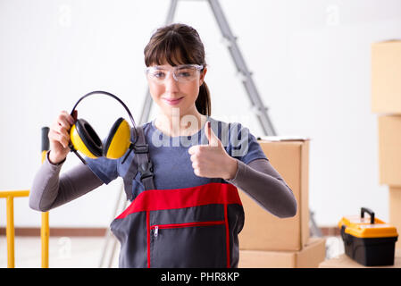 Frau Auftragnehmer Arbeiter mit Geräuschminimierung Stockfoto