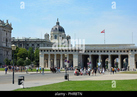 Touristen auf dem Heldenplatz in Wien in der Nähe der Hofburg - Österreich. Stockfoto