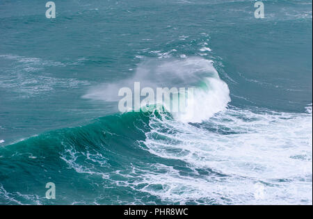 Riesige Wellen brechen in Nazare, Portugal Stockfoto