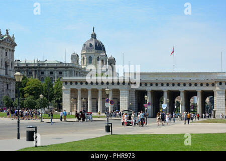 Touristen auf dem Heldenplatz in Wien in der Nähe der Hofburg - Österreich. Stockfoto