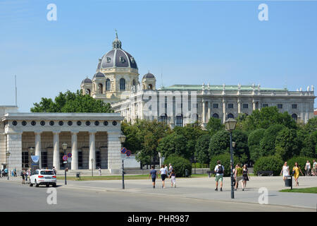 Touristen auf dem Heldenplatz in Wien in der Nähe der Hofburg - Österreich. Stockfoto