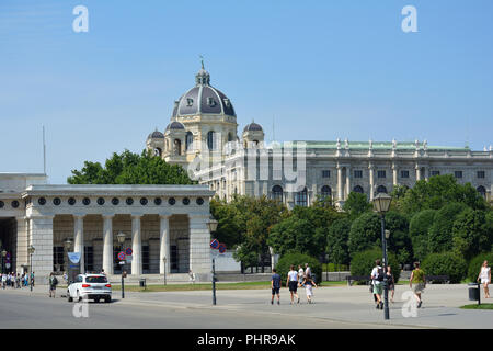 Touristen auf dem Heldenplatz in Wien in der Nähe der Hofburg - Österreich. Stockfoto