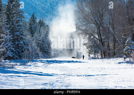 Winter Skigebiet Landschaft und Schneekanonen in Bansko, Bulgarien Stockfoto