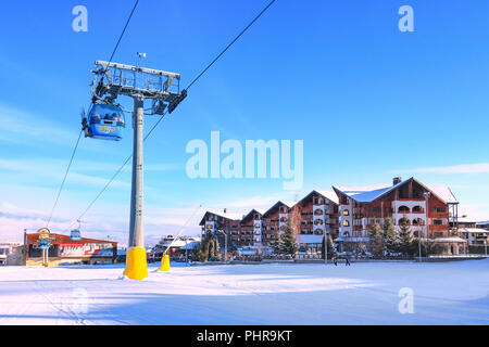 Bansko, Bulgarien - Januar 22, 2018: Winter Skigebiet Bansko mit Skipiste, Kabinen, Menschen und Berge Stockfoto