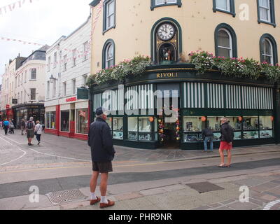 Masse Karosserie mechanische Uhr auf Rivoli Juweliere St. Helier, die auf die Stunde dreht sich animierte Szenen von Jersey Leben Anzeige zu sehen Stockfoto