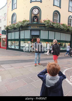 Masse Karosserie mechanische Uhr auf Rivoli Juweliere St. Helier, die auf die Stunde dreht sich animierte Szenen von Jersey Leben Anzeige zu sehen Stockfoto