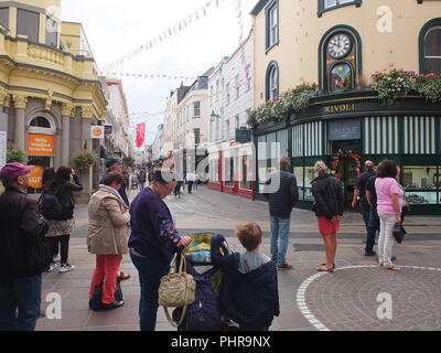 Menge sammelt mechanische Uhr auf Rivoli Juweliere St. Helier, die auf die Stunde dreht sich animierte Szenen von Jersey Leben Anzeige zu sehen Stockfoto