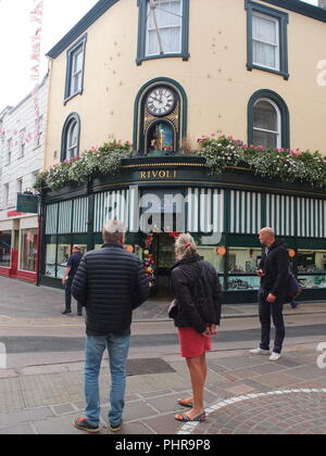 Menge sammelt mechanische Uhr auf Rivoli Juweliere St. Helier, die auf die Stunde dreht sich animierte Szenen von Jersey Leben Anzeige zu sehen Stockfoto