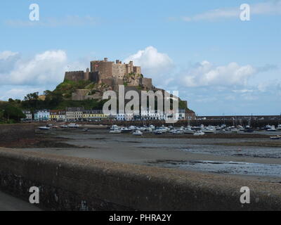 Mont Orgueil Castle ('Gorey Castle"), Gorey Pier und Hafen von Gorey, Jersey, Channel Islands Stockfoto