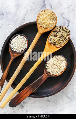 Holzlöffel mit verschiedenen Sorten von Reis. Stockfoto