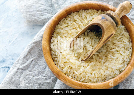 Gedünsteter gelber Reis in eine hölzerne Schüssel. Stockfoto