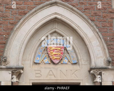 Geschnitzte Schild über Eingang zu einer Bank in St Helier Jersey Channel Islands mit Jersey Wappen Stockfoto