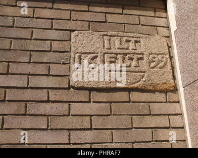 Ehe Stein in ein neues Gebäude La Motte Street St Helier Jersey Aufnahme der Ehe von Menschen mit den Initialen ILT und FLT 1699 übertragen. Stockfoto