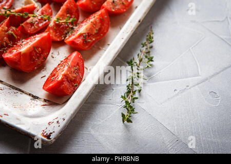 Tomaten in Backblech Stockfoto