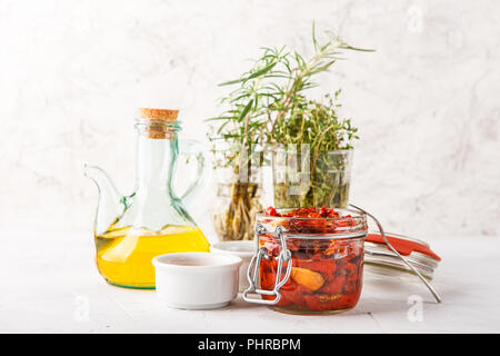 Sonnengetrocknete Tomaten mit Kräutern und Olivenöl Stockfoto