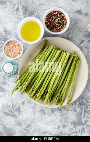 Frischer grüner Spargel Stockfoto