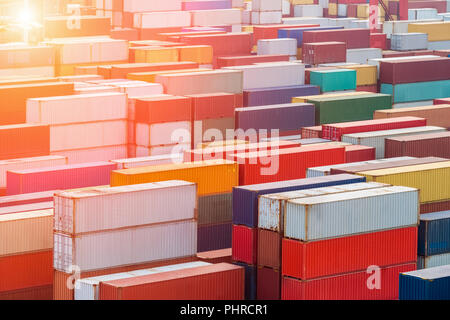 Container Yard im Sonnenuntergang Stockfoto