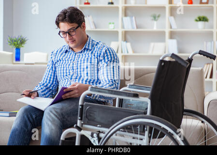 Junge Studentin auf Rollstuhl Behinderung Konzept Stockfoto