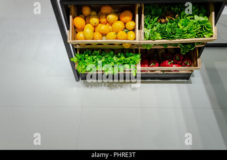 Gesundes Obst und Gemüse Bazar. Frisches Gemüse im Geschäft mit Kopie Raum auf dem Boden. Stockfoto