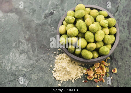 Stapel von Wasabi coated Peanuts in der Schüssel Stockfoto