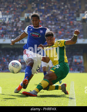 Norwich City Onel Hernandez (rechts) und von Ipswich Town Jordan Spence in Aktion während der Sky Bet Meisterschaft am Portman Road, Ipswich. Stockfoto