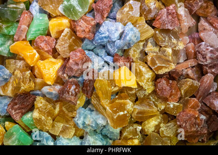 Closeup Schuß von bunten Calcitkristalle, geologischen Hintergrund Stockfoto