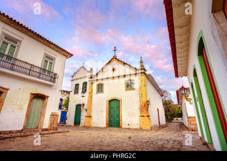 Nossa Senhora do Rosário Kirche in Paraty, eine der ersten Städte in Brasilien, wo die Portugiesen ihre Fingerabdrücke in der archtectu befindet sich links Stockfoto