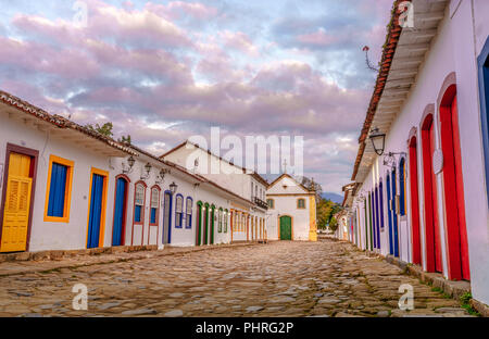 Nossa Senhora do Rosário Kirche in Paraty, eine der ersten Städte in Brasilien, wo die Portugiesen ihre Fingerabdrücke in der archtectu befindet sich links Stockfoto