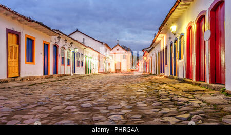 Nossa Senhora do Rosário Kirche in Paraty, eine der ersten Städte in Brasilien, wo die Portugiesen ihre Fingerabdrücke in der archtectu befindet sich links Stockfoto