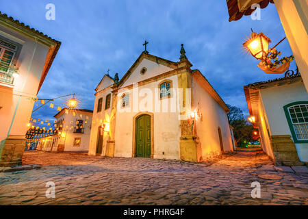 Nossa Senhora do Rosário Kirche in Paraty, eine der ersten Städte in Brasilien, wo die Portugiesen ihre Fingerabdrücke in der archtectu befindet sich links Stockfoto