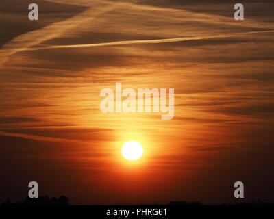 Kühlen Himmel in der Sonne mit Wolken Formation im Frühjahr abends von europäischen Stadt in Polen gesehen einstellen Stockfoto