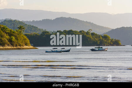 Pontal Strand bei Sonnenaufgang. Es ist in Paraty, eine der ersten Städte in Brasilien. Stockfoto