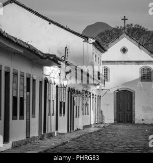 Nossa Senhora do Rosário Kirche in Paraty, eine der ersten Städte in Brasilien, wo die Portugiesen ihre Fingerabdrücke in der archtectu befindet sich links Stockfoto