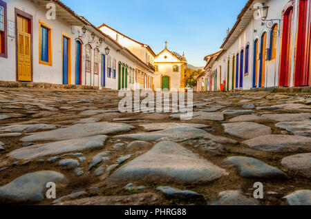 Nossa Senhora do Rosário Kirche in Paraty, eine der ersten Städte in Brasilien, wo die Portugiesen ihre Fingerabdrücke in der archtectu befindet sich links Stockfoto