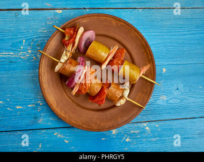 Gegrillte Garnelen und Andouille Fleischspieße Stockfoto