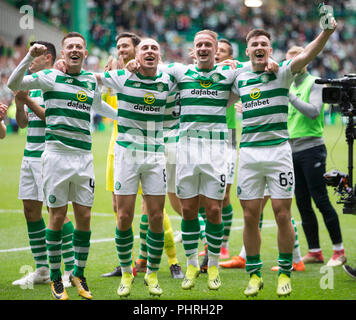 Celtic's (von links nach rechts) Callum McGregor, Scott Brown, Leigh Griffiths und Kieran Tierney feiern, nachdem die Ladbrokes Scottish Premier League Spiel im Celtic Park, Glasgow. Stockfoto