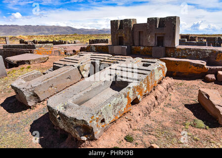 Kunstvolle Schnitzereien in megalithischen Stein bei Puma Punku, Teil der Tiwanaku archäologischer Komplex, ein UNESCO-Weltkulturerbe, in der Nähe von La Paz, Bolivien. Stockfoto