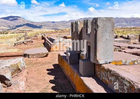Kunstvolle Schnitzereien in megalithischen Stein bei Puma Punku, Teil der Tiwanaku archäologischer Komplex, ein UNESCO-Weltkulturerbe, in der Nähe von La Paz, Bolivien. Stockfoto