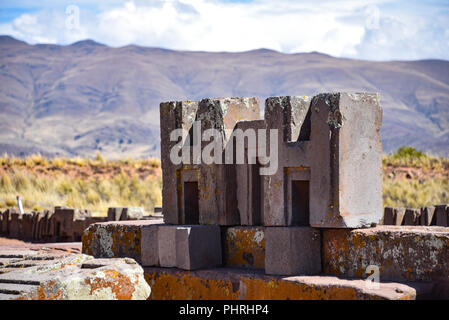 Kunstvolle Schnitzereien in megalithischen Stein bei Puma Punku, Teil der Tiwanaku archäologischer Komplex, ein UNESCO-Weltkulturerbe, in der Nähe von La Paz, Bolivien. Stockfoto