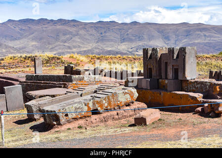 Kunstvolle Schnitzereien in megalithischen Stein bei Puma Punku, Teil der Tiwanaku archäologischer Komplex, ein UNESCO-Weltkulturerbe, in der Nähe von La Paz, Bolivien. Stockfoto