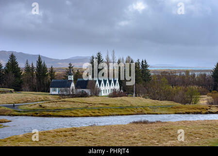 Thingvellir Nationalpark mit der Kirche an einem bewölkten Tag in Island Stockfoto