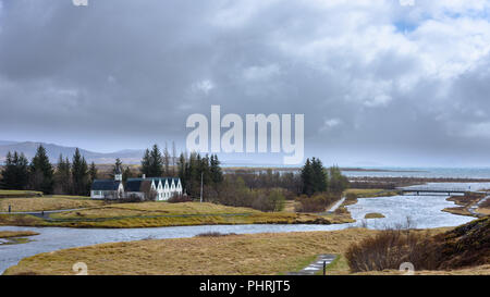 Thingvellir Nationalpark mit der Kirche an einem bewölkten Tag in Island Stockfoto