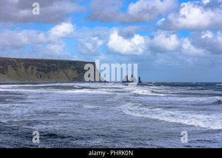 Reynisfjara Schwarzer Sandstrand mit Wolken am Nachmittag Stockfoto