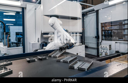 Roboterarm Produktionslinien moderner industrieller Technologie. Automatisierte Fertigungszelle. Stockfoto