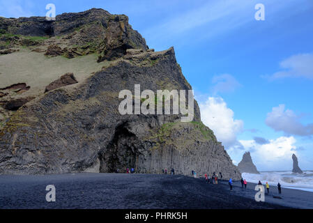 Reynisfjara Schwarzer Sandstrand mit Wolken am Nachmittag Stockfoto