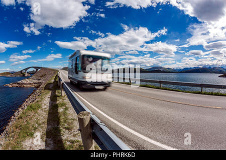 Caravan Auto RV fährt auf der Autobahn. Caravan Auto in Bewegungsunschärfe. Norwegen. Atlantik Straße oder den Atlantik Straße Atlanterhavsveien die ausgezeichnet. Stockfoto