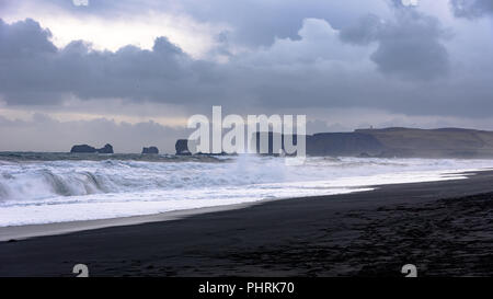 Reynisfjara Schwarzer Sandstrand mit Wolken am Nachmittag Stockfoto