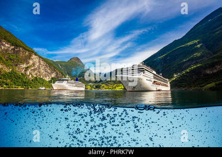 Kreuzfahrtschiff, Cruise Liner auf Geiranger Fjord, Norwegen. Tourismus-Urlaub und Reisen. Stockfoto