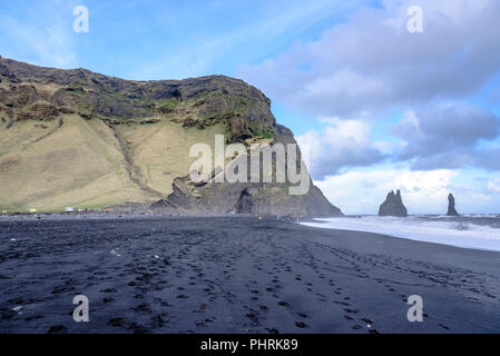 Reynisfjara Schwarzer Sandstrand mit Wolken am Nachmittag Stockfoto