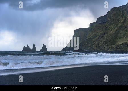 Die reynisdrangar Meer Stapel aus der schwarze Sandstrand gesehen bei Vík í Mýrdal in Island Stockfoto